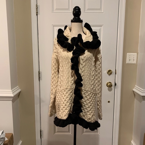 CARRAIG DONN 100% Merino Wool white black ruffle Cardigan (hole) - Picture 1 of 7